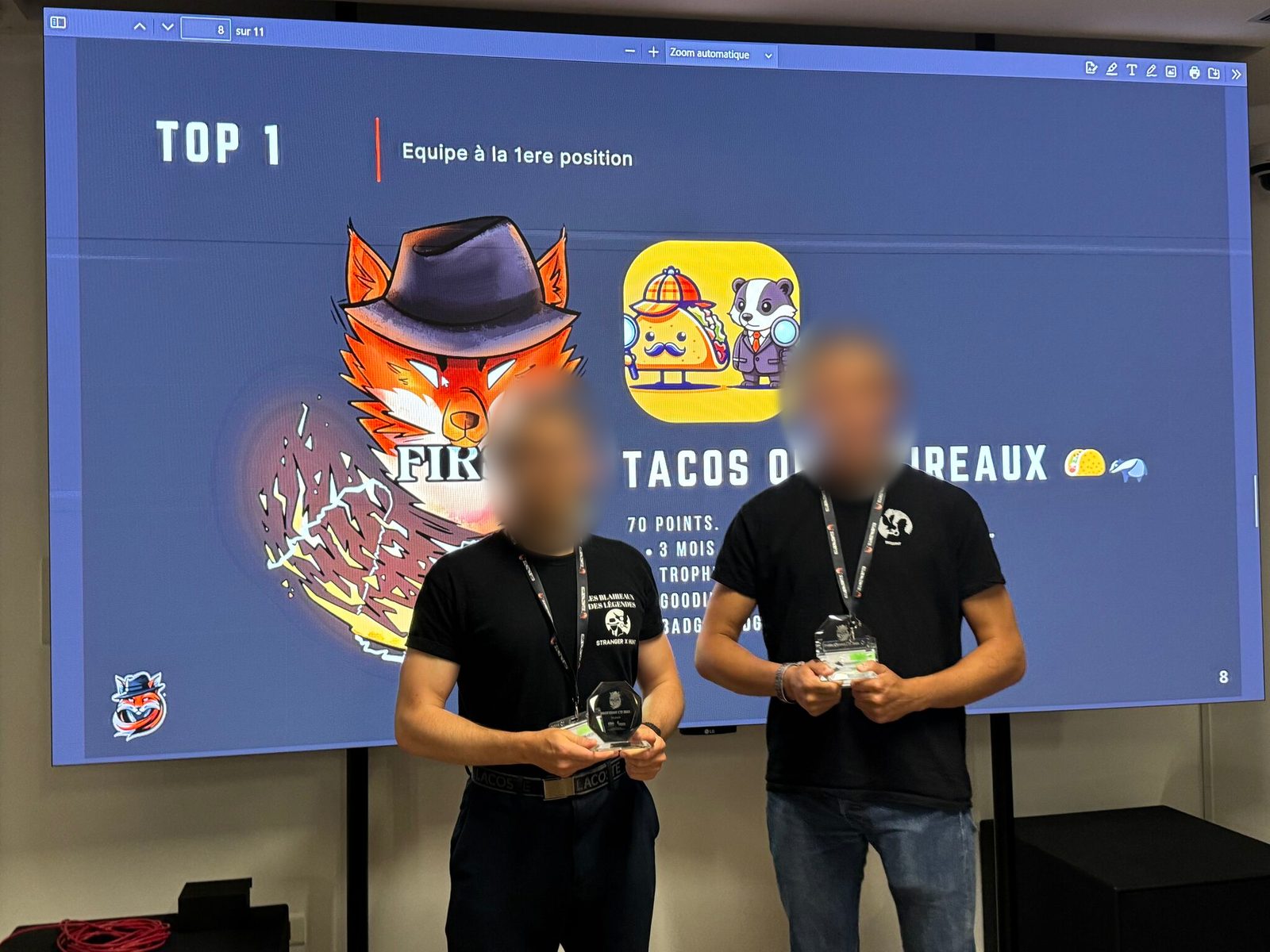 Deux blaireaux tenant leurs trophées devant l'écran TOP 1 Tacos of Blaireaux