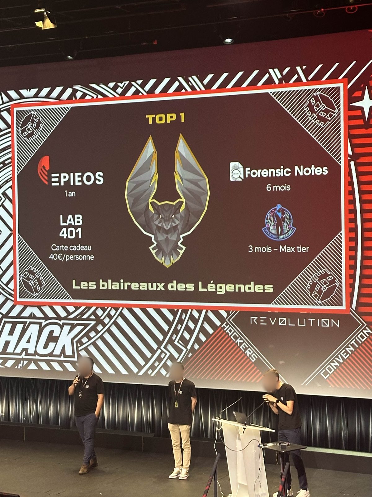 TOP 1 Les Blaireaux des Légendes affiché sur l'écran géant de Le Hack, trois blaireaux sur scène
